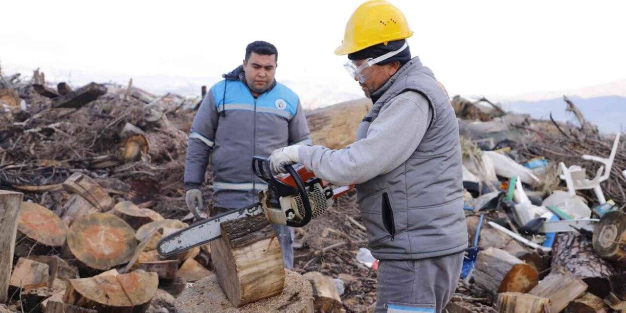 Alaşehir Belediyesi soğuk günlerde ihtiyaç sahiplerini unutmadı