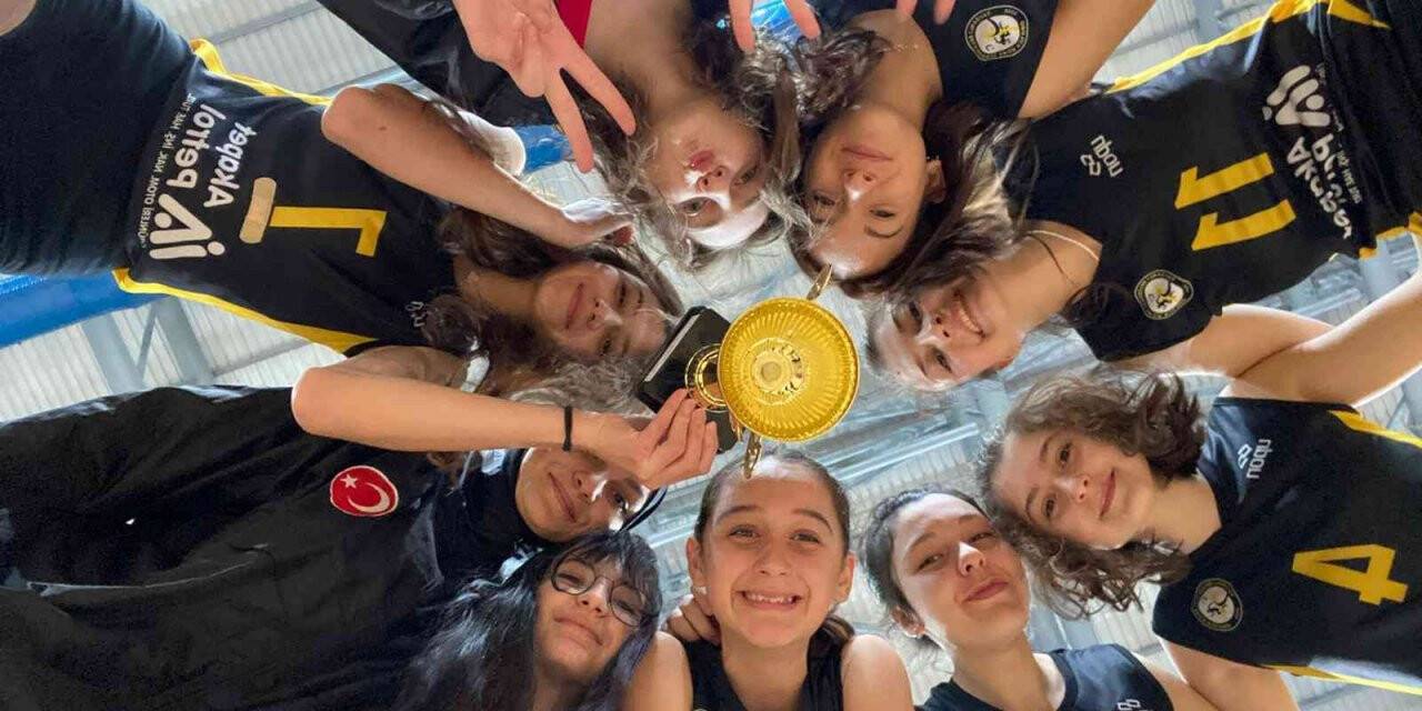 Belediye Kız Voleybol Takımı’nın başarısı