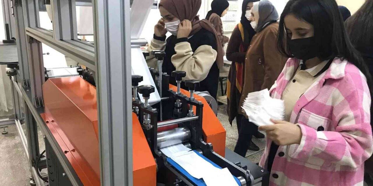 2 yılda 2 milyon maske üreterek 400 bin lira ciro yapan öğrenci ve öğretmenlerin hedefi 1 milyon TL