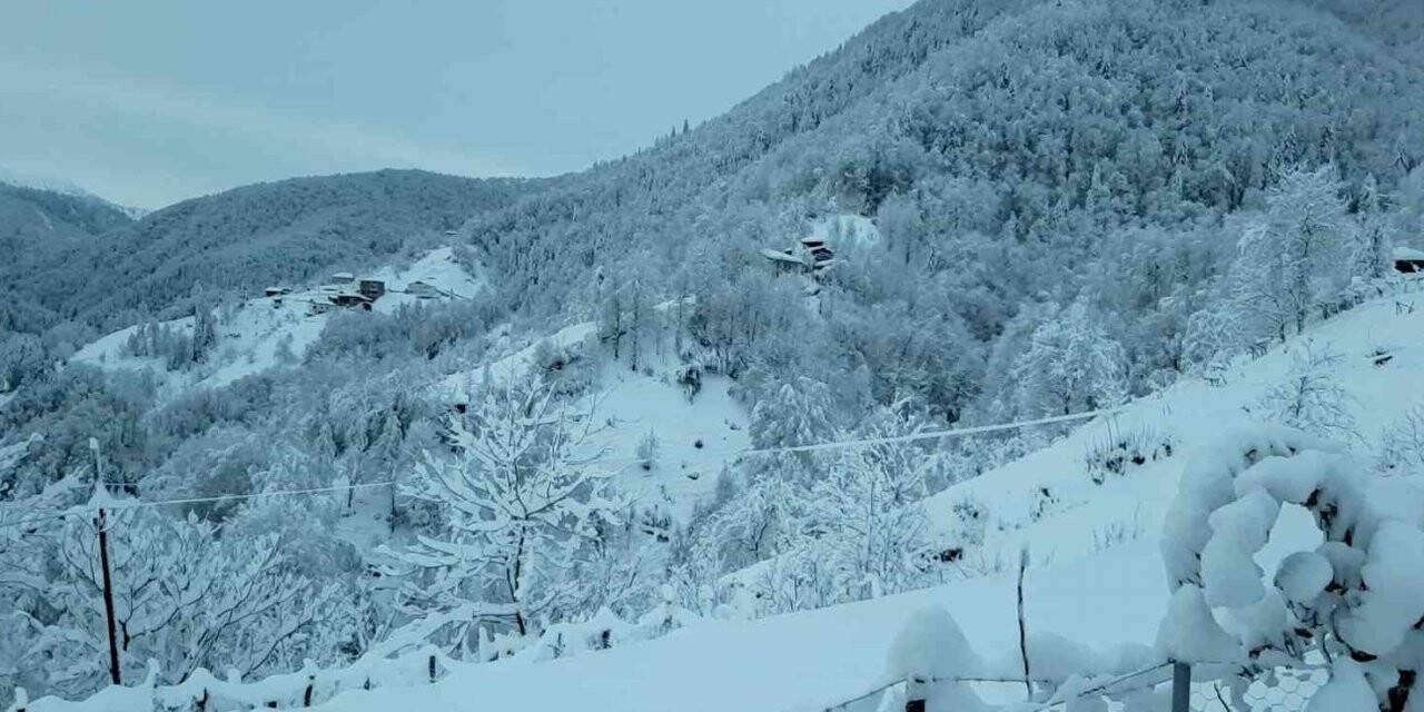 Rize’de kar yağışı nedeniyle 283 köy yolu ulaşıma kapandı