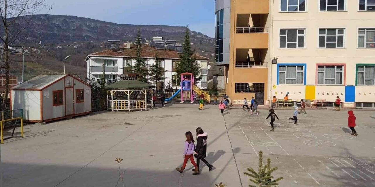 Türk Kızılay, ilkokul öğrencilerine prefabrik kantin desteğinde bulundu