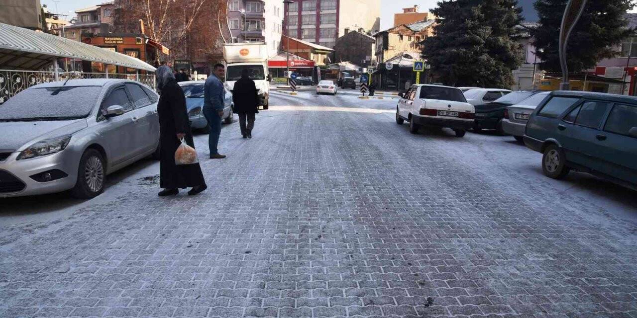 Dursunbey’de Yollar Buz Tuttu