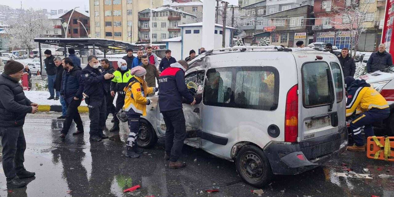 Kırmızı ışıkta geçen tır panelvan aracı biçti: 2 yaralı