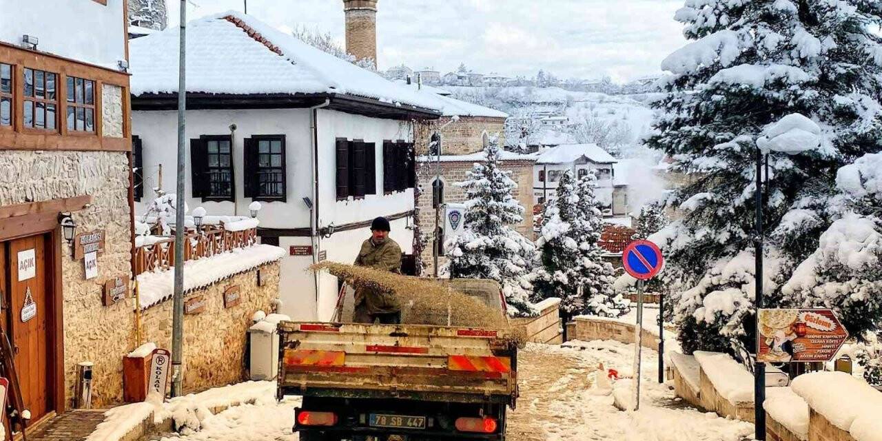 Safranbolu belediyesi buzlanmaya karşı çalışmalarını sürdürüyor