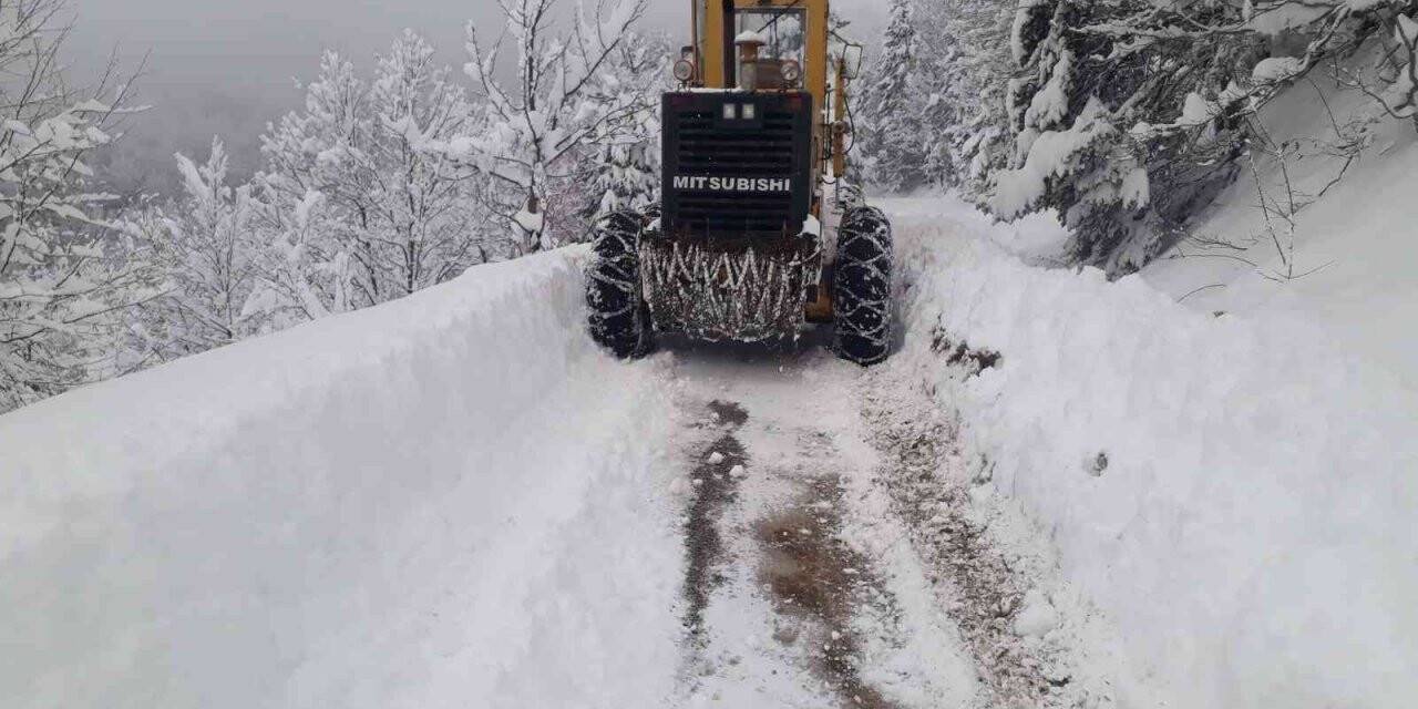 Onlar açıyor, kar kapatıyor