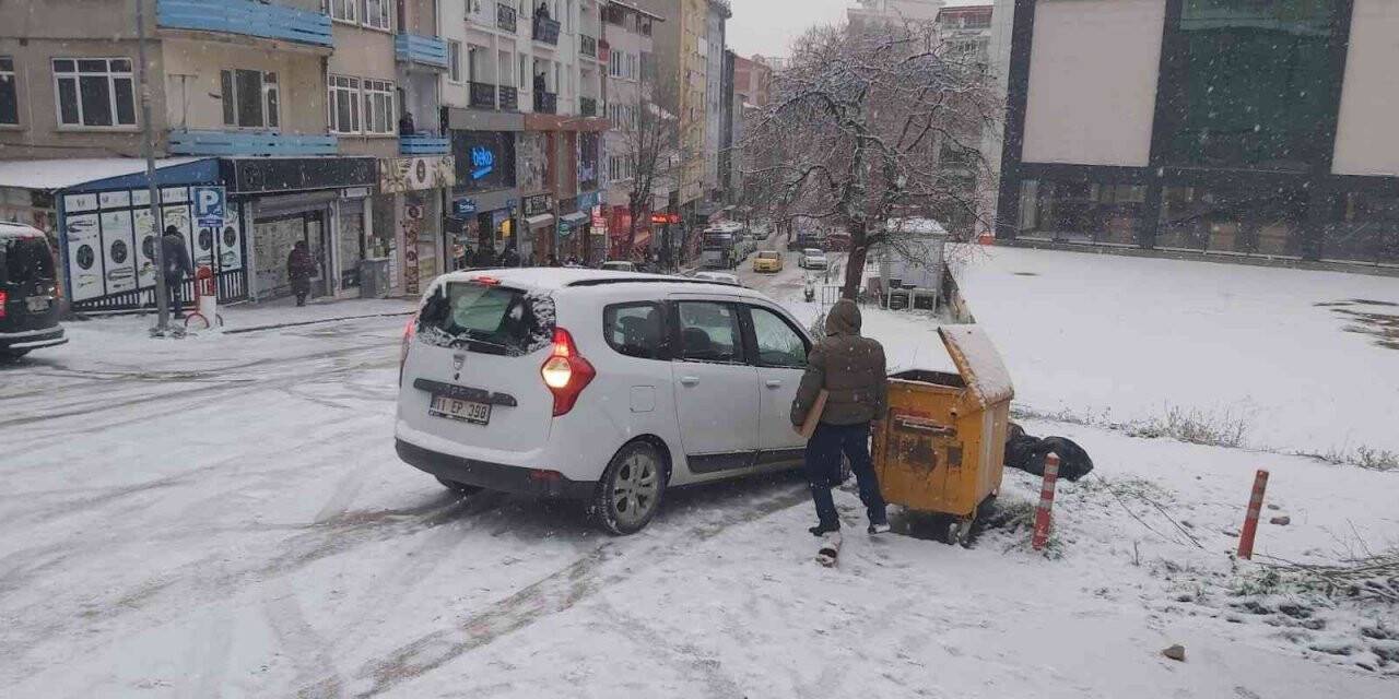 Buz pistine dönen yoldaki kazalar anbean kaydedildi