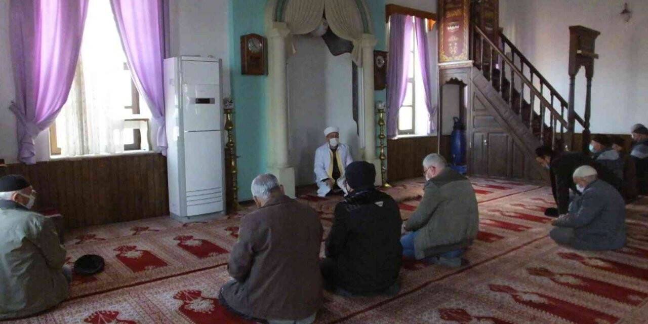 Balıkesir’de altından yol geçen tarihî cami ilgi odağı oldu