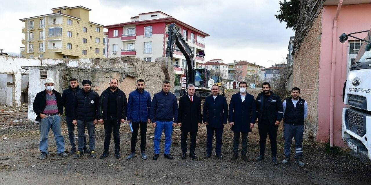 Başkan Çınar, metruk evin yıkımı ve yol açma çalışmalarını inceledi