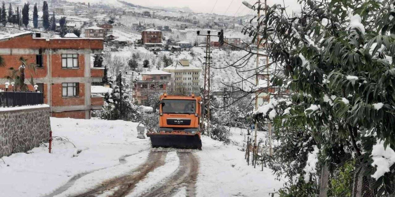 Trabzon’da 15 mahalle yolu kar nedeniyle ulaşıma kapandı