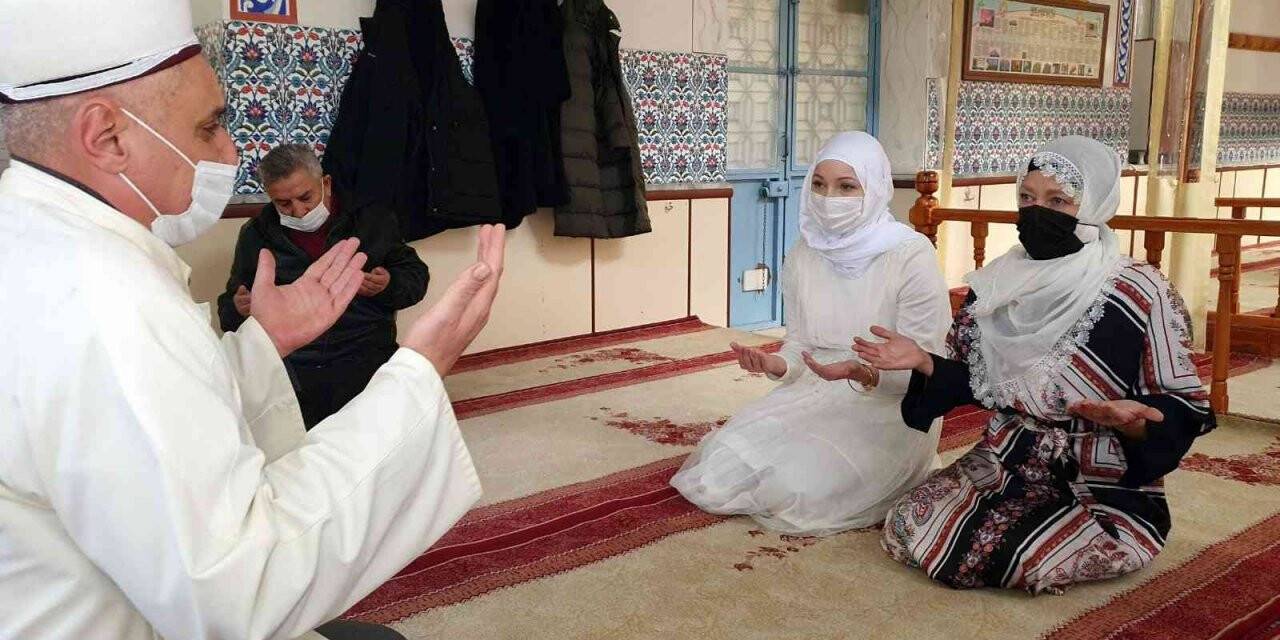 Fransız anne ve kızı Müslüman oldu