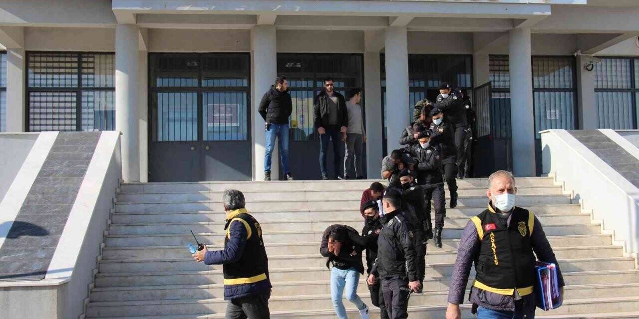 Fuhuş operasyonunda gözaltına alınan 14 şüpheli, adliyeye sevk edildi