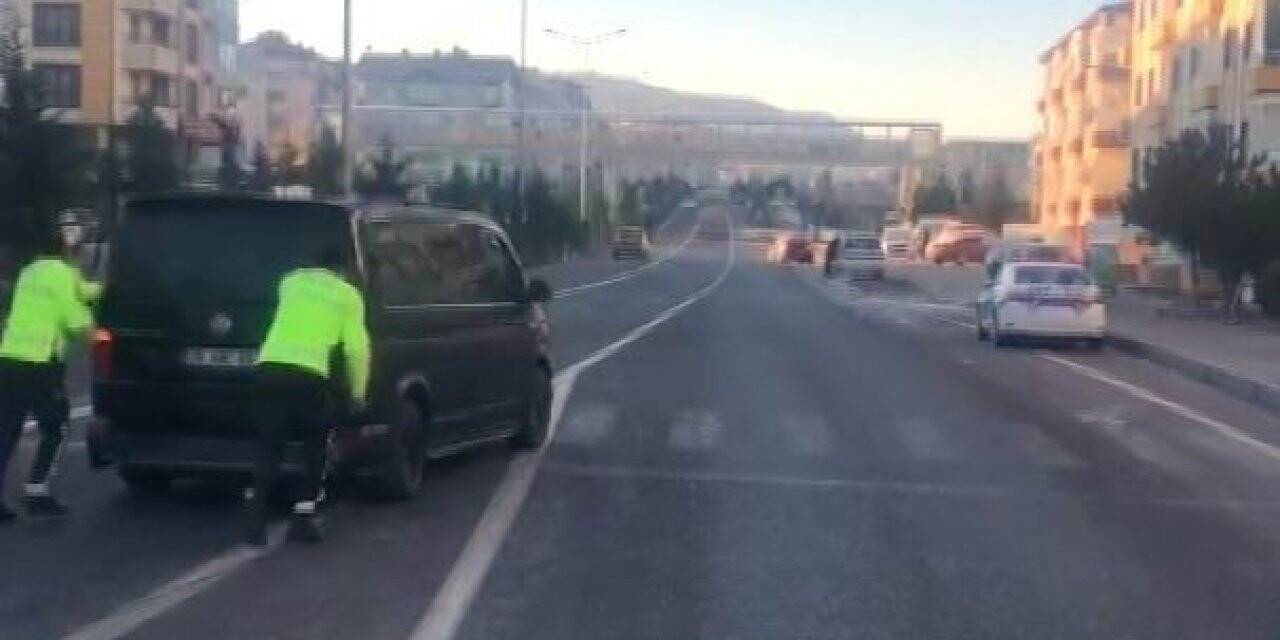 Yolda kalan sürücünün imdadına polis yetişti