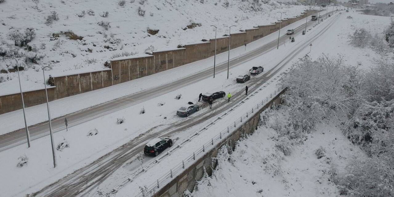 Sinop’ta kar yağışı trafiği olumsuz etkiledi