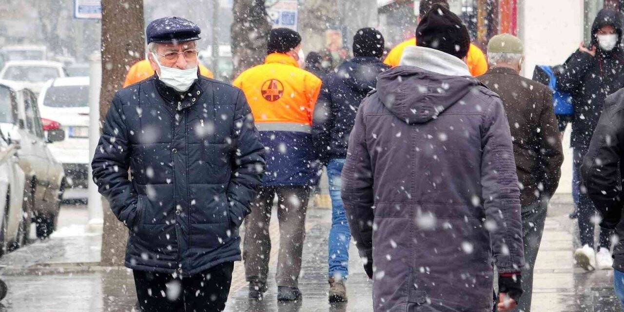 Lapa lapa yağan kar sevindirdi