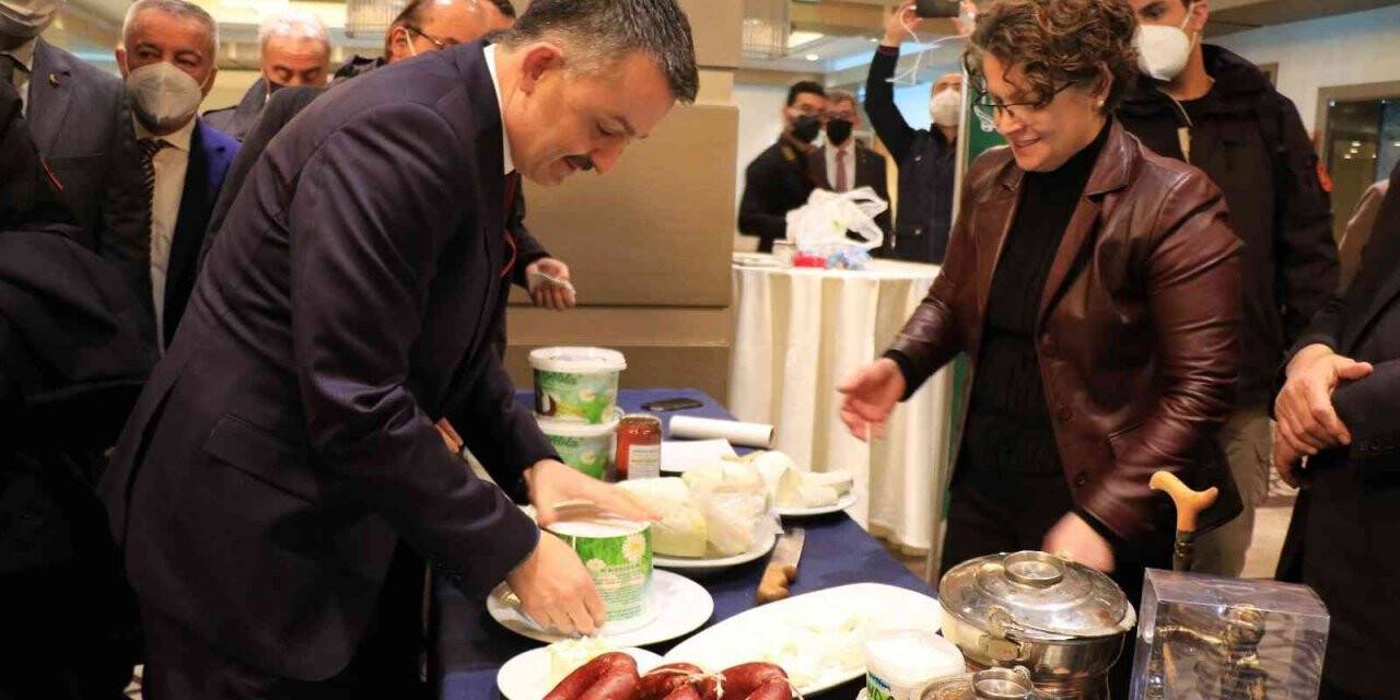 Bakan Pakdemirli, coğrafi işaret tescilli manda yoğurdunu elleriyle kesti