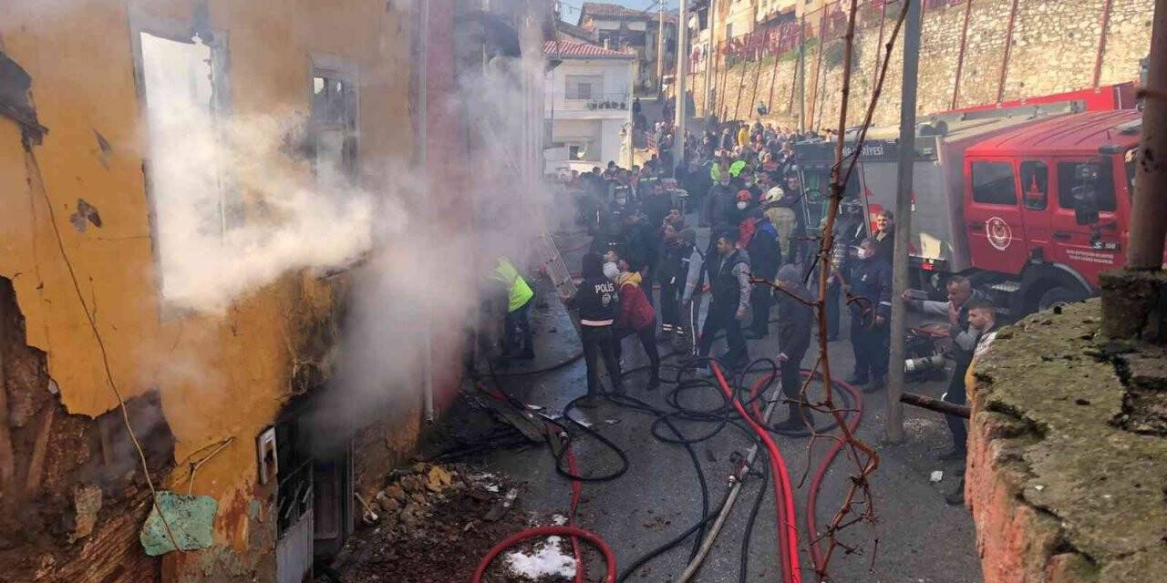 İzmir’de yangın dehşeti: 3 çocuk hayatını kaybetti