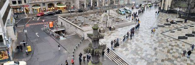 Köln’de tarihi katedralde aşı kuyruğu