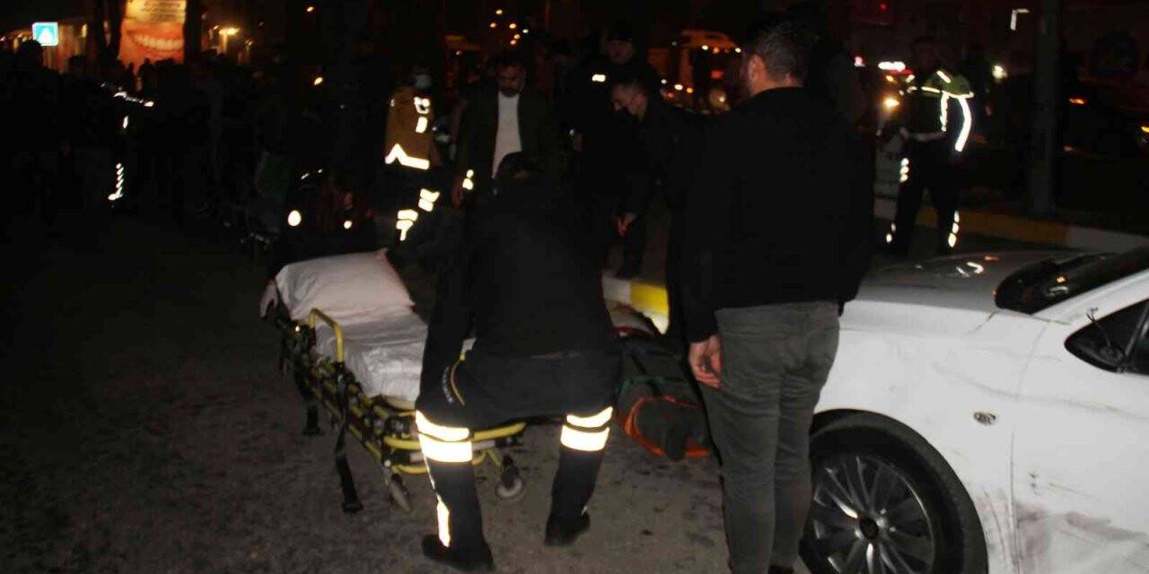 Milas'ta trafikte kavga çıktı, araçla grubun arasına daldı: 5 yaralı