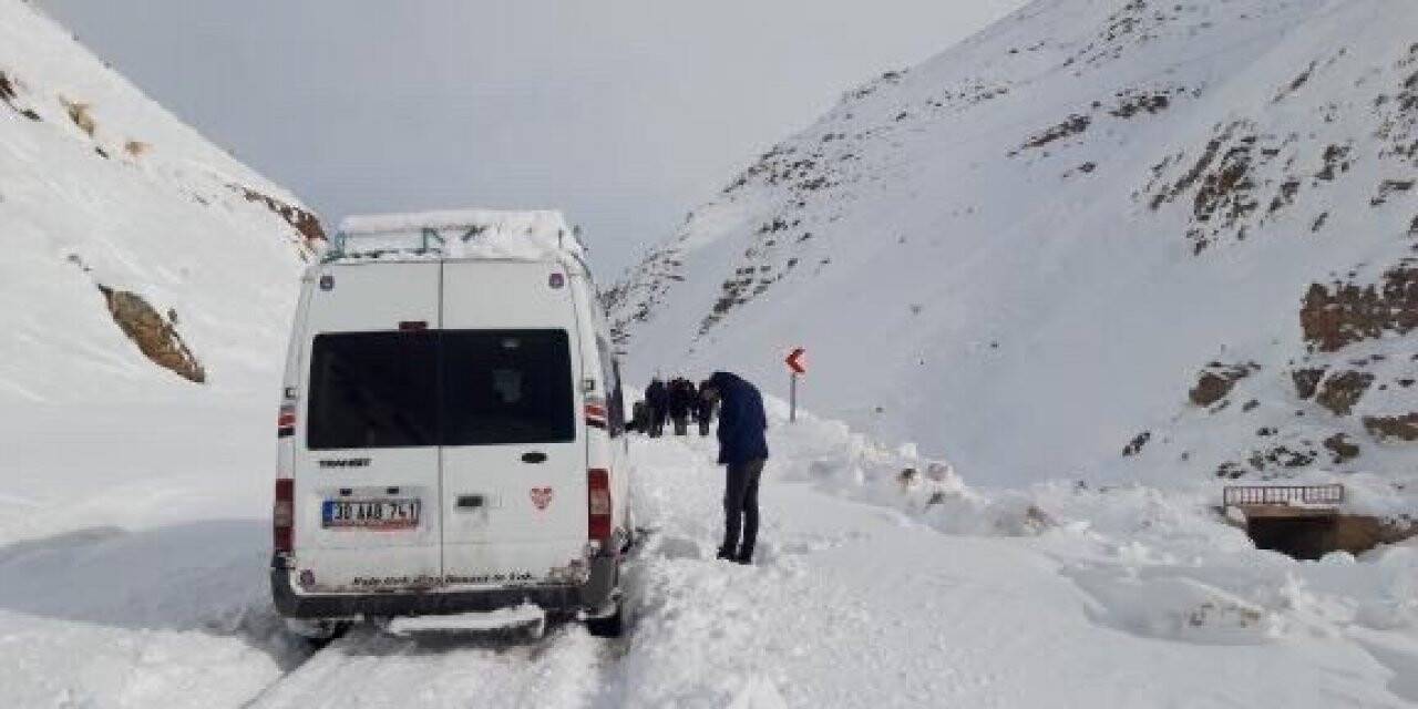 Yüksekova’da çığ düştü, çok sayıda araç ve vatandaş mahsur kaldı