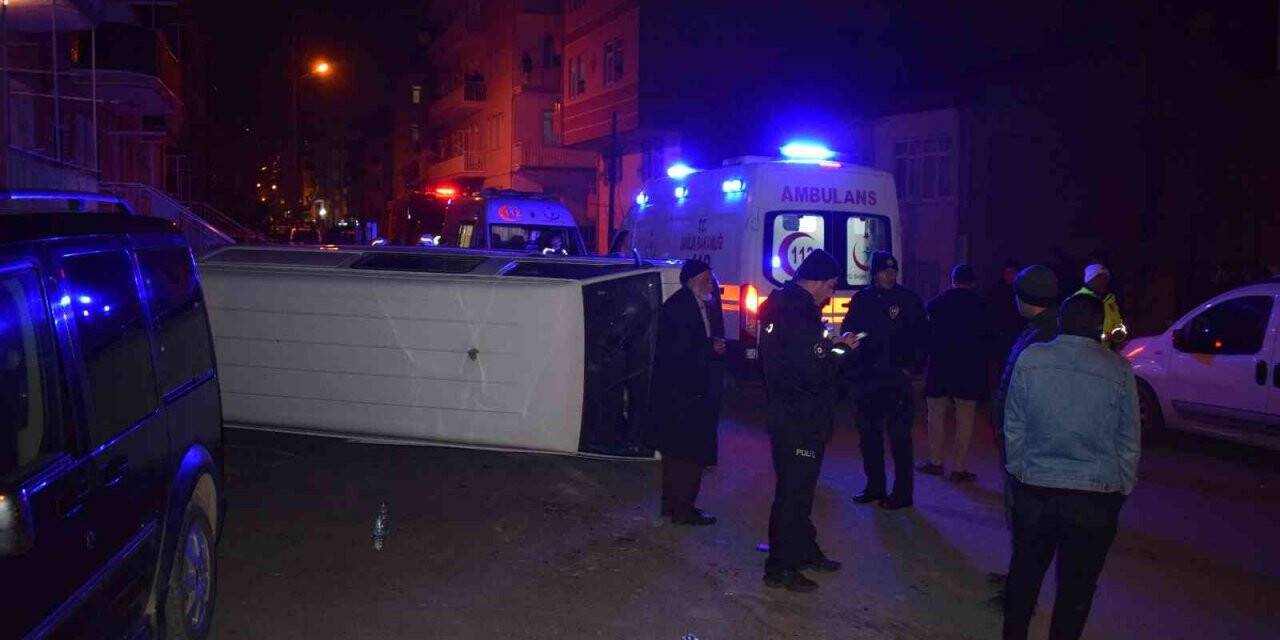 Hafif ticari araçla çarpışan minibüs devrildi: 5 yaralı