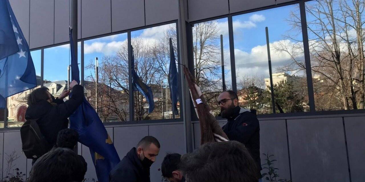 Kosova’da enerji krizi battaniye ile protesto edildi