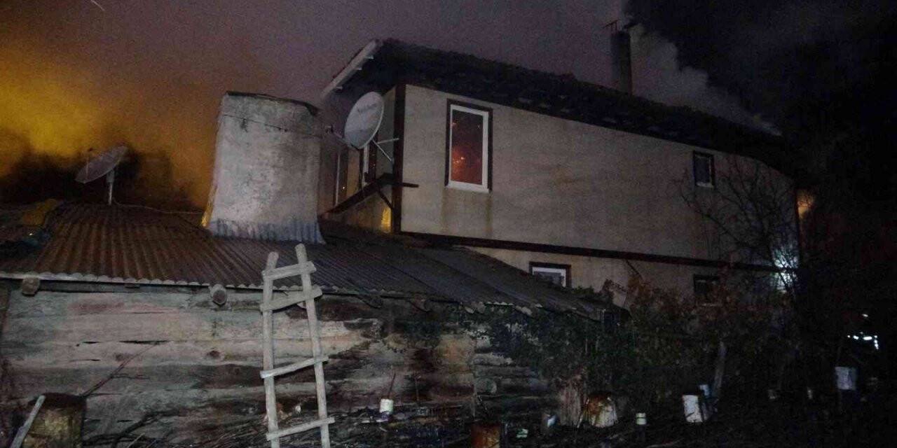 İki katlı ahşap ev ve ahır yangına teslim oldu