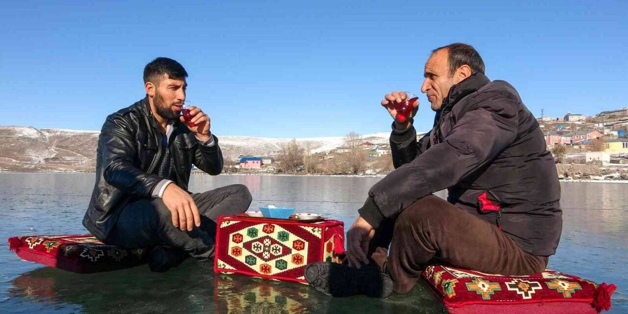 Donan Çıldır Gölü üzerinde çay keyfi