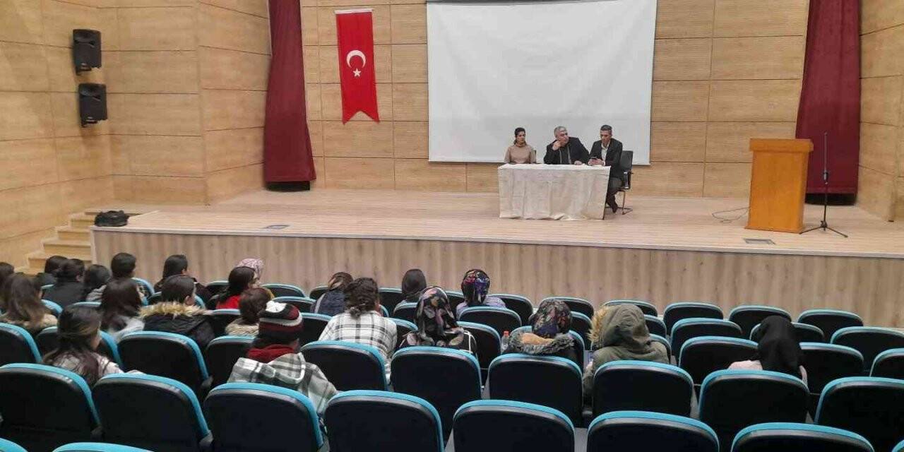 Üniversite öğrencileri kurslar hakkında bilgilendirildi