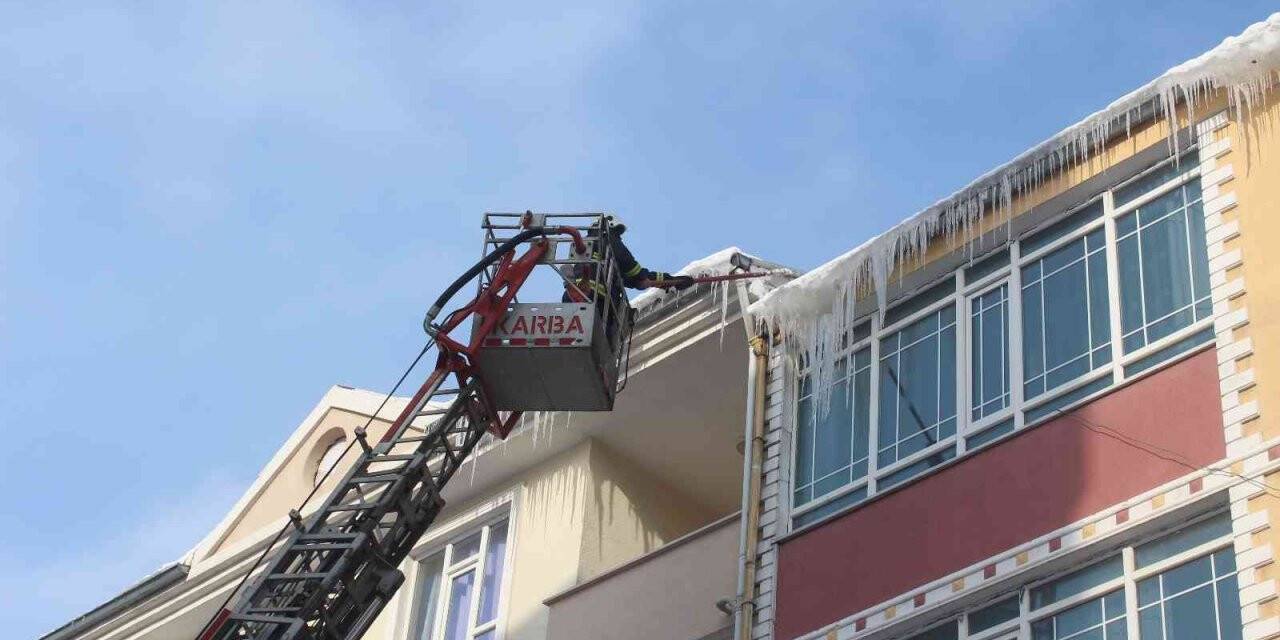 Tehlike saçan buz kütleleri temizlendi