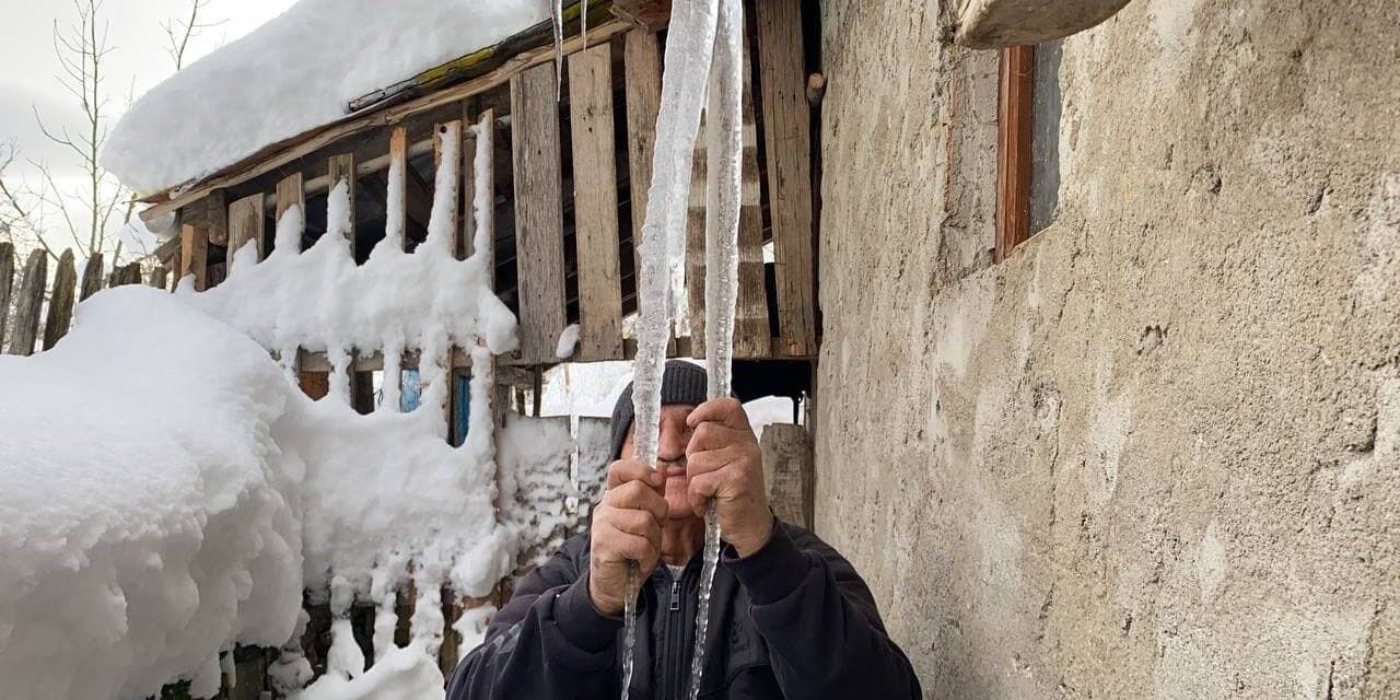 Bartın’da bir metrelik buz sarkıtları oluştu
