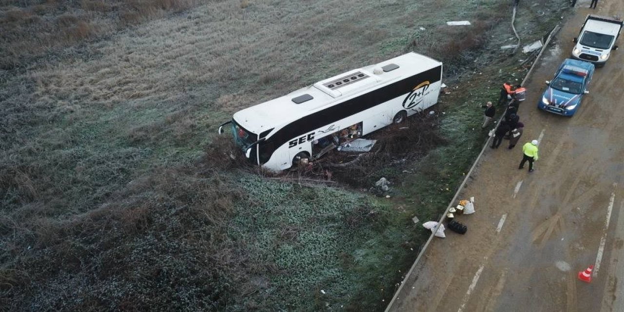 12 kişinin yaralandığı otobüs kazası anı kameraya yansıdı