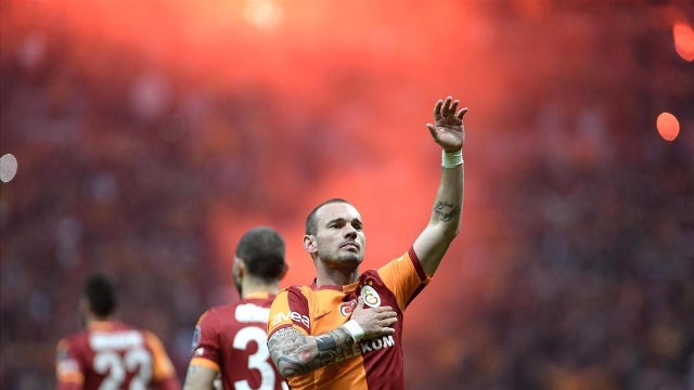Sneijder'den Aysal'a: Galatasaray'da Kalıyorum