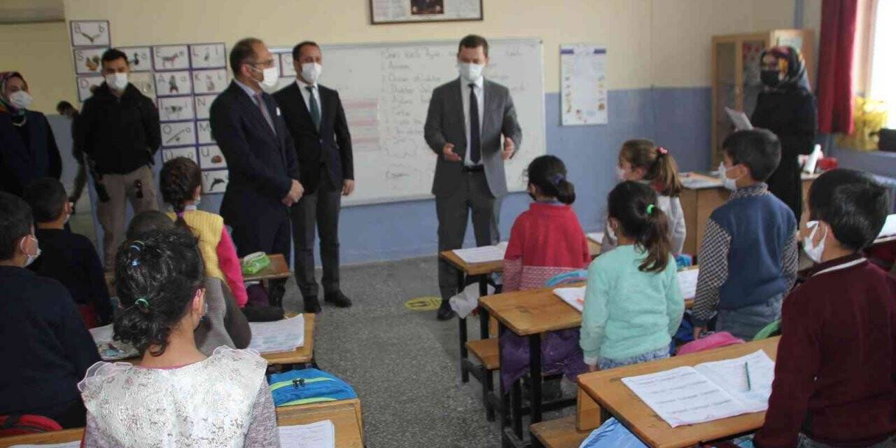 Malazgirt Kaymakamı Demirer, Danışmendgazi İlkokulunu ziyaret etti