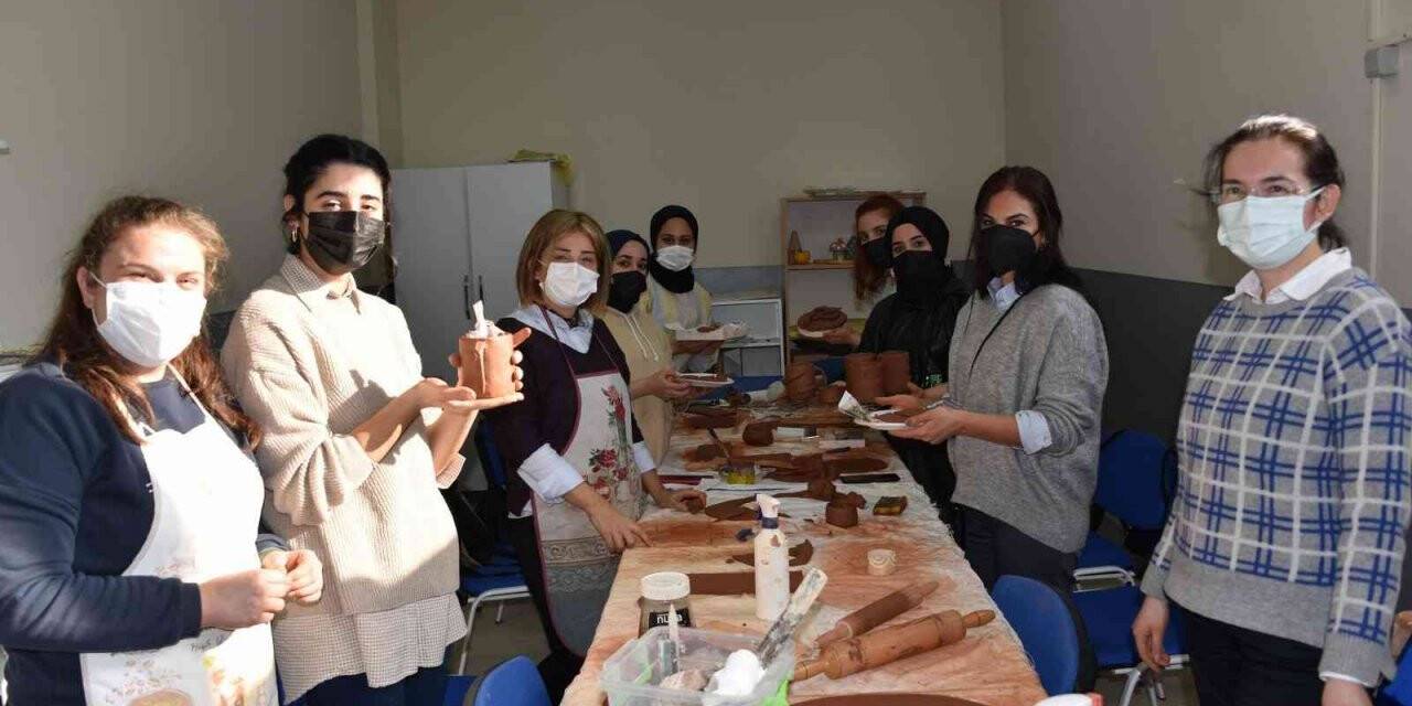 Üniversiteli öğrenciler kendi seramik eserlerini yaptı