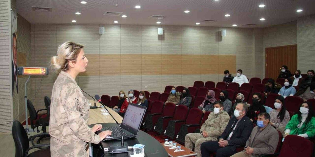 Jandarmadan Üniversite öğrencilerine KADES semineri