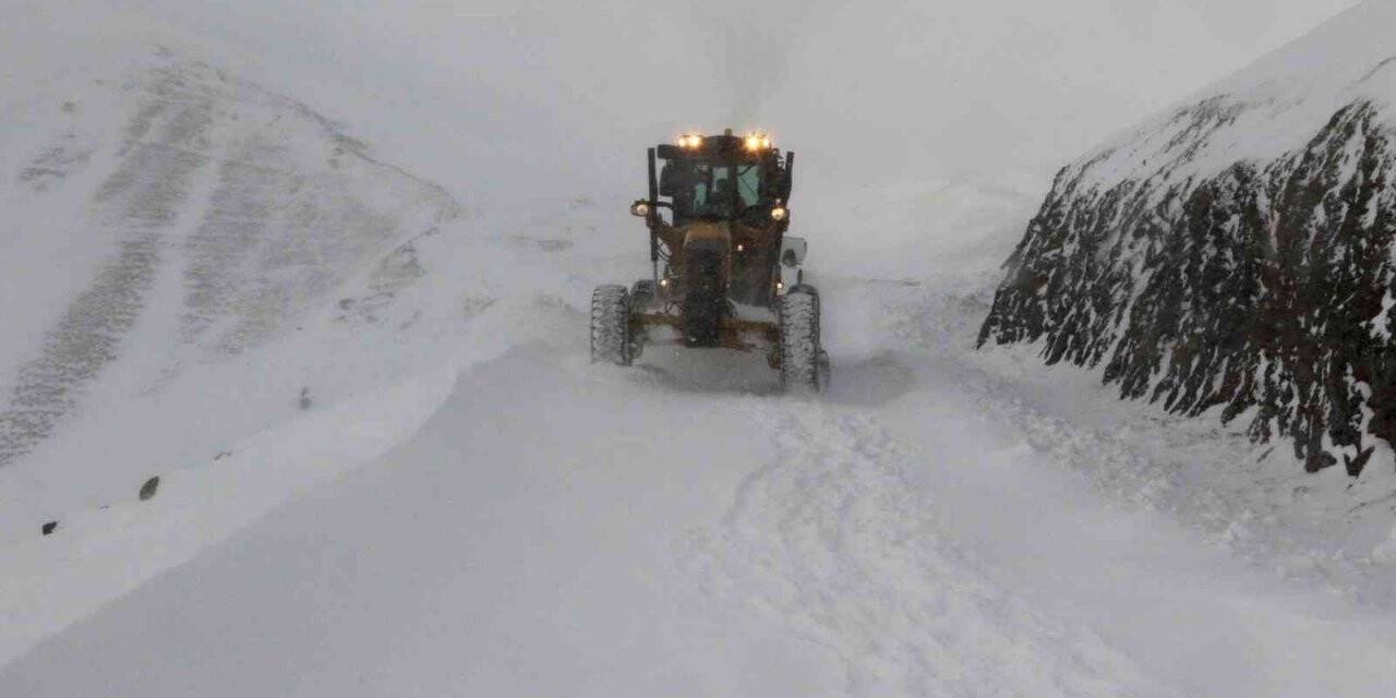 Van-Bahçesaray yolu tek şeritten ulaşıma açıldı