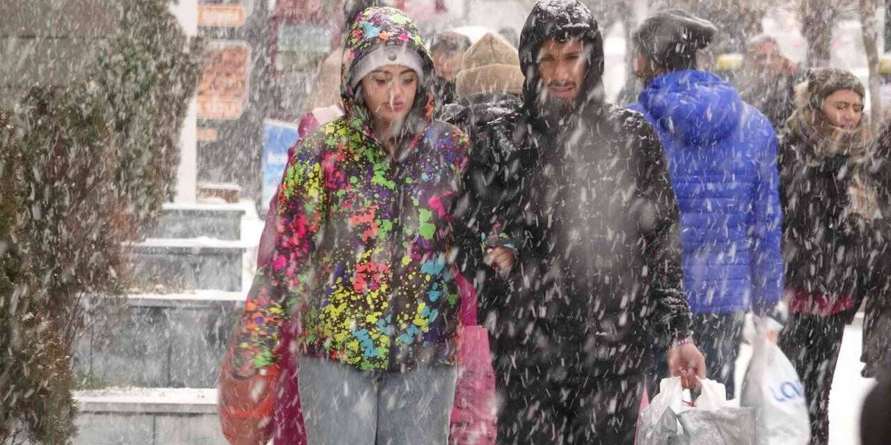 Van’da yoğun kar yağışı