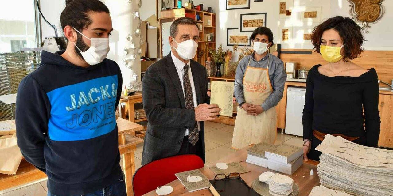 Sukurusu atık kağıtlardan 25 bin tebrik kartı üretti