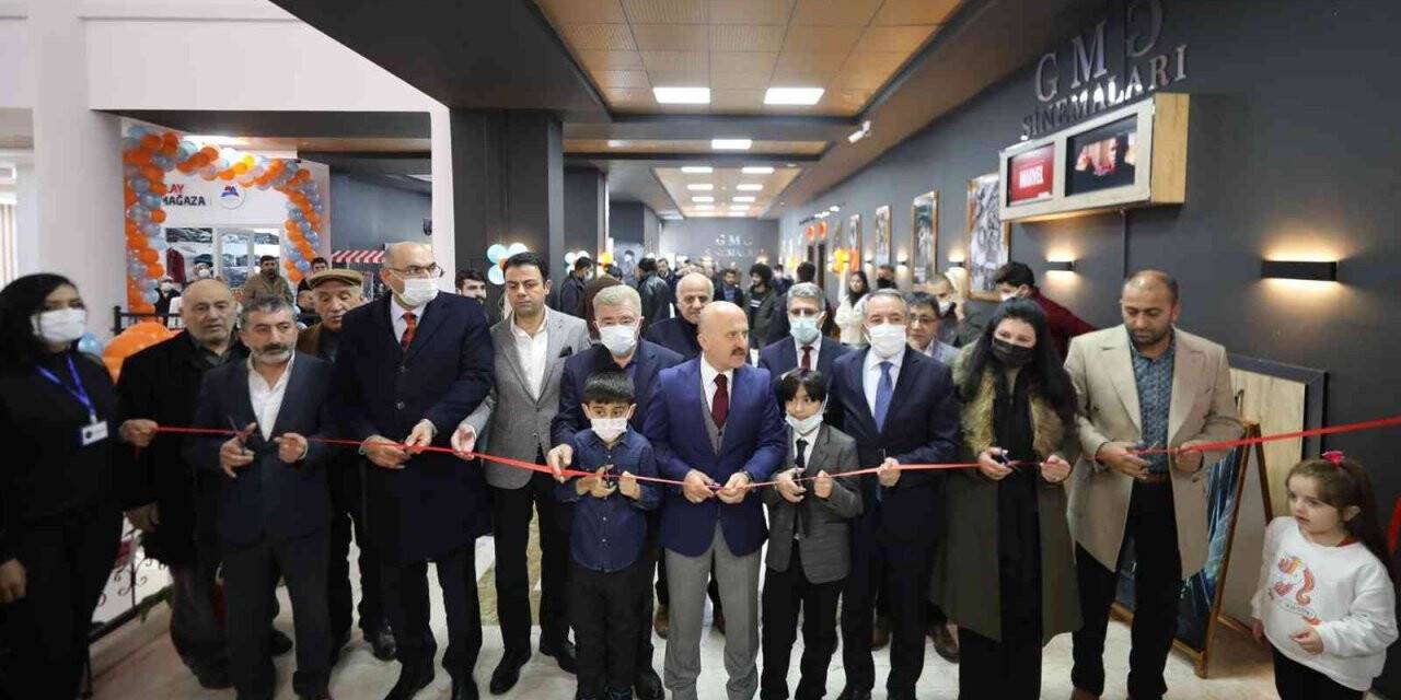 Ağrı’da öğrencilere hizmet verecek sinema salonu faaliyete girdi