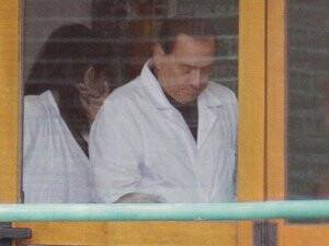 Beyaz önlüklü Berlusconi işbaşında