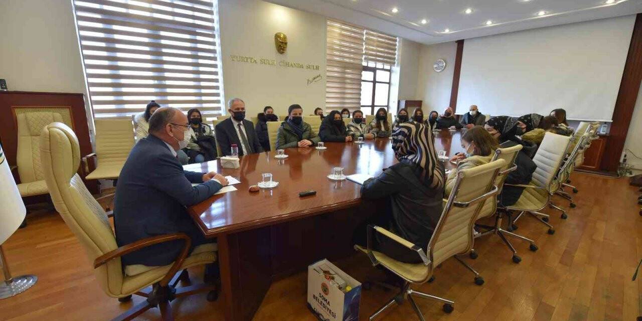 Vali Karadeniz, Soma Hüma Hatun Kız Anadolu İmam Hatip Lisesi öğrencileri ile buluştu