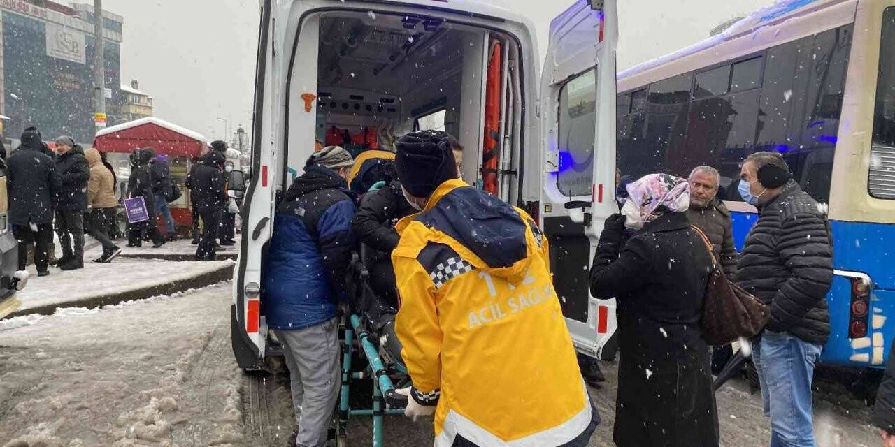 Yolcu minibüsü genç kadına çarptı
