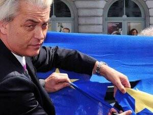 Parlamento önünde bayrak kesti