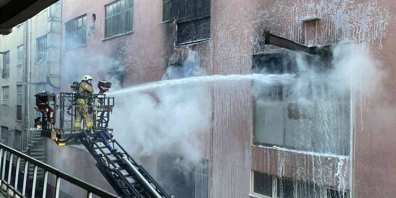 Bayrampaşa’da ayakkabı imalathanesinde korkutan yangın