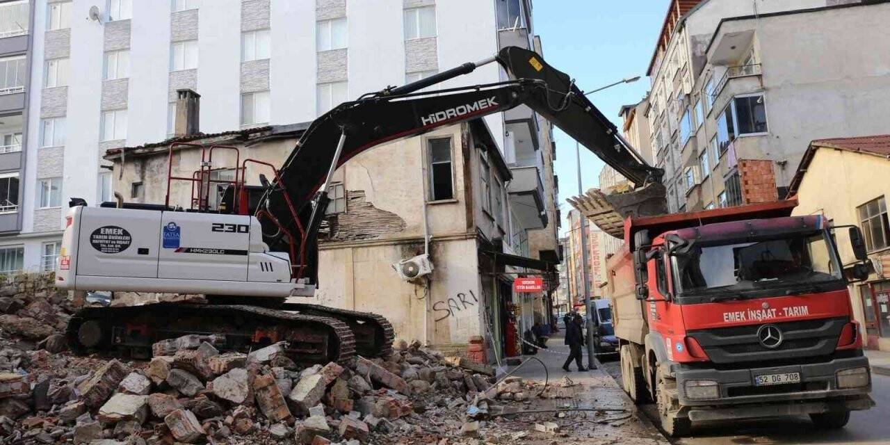 Başkan Kibar: “Metruk yapıları yıkarak, kentteki görüntü kirliliğini ortadan kaldırıyoruz”