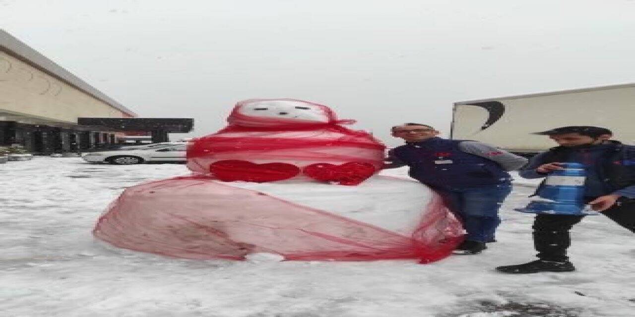 Market çalışanları 2,5 metre uzunluğunda kardan gelin yaptı
