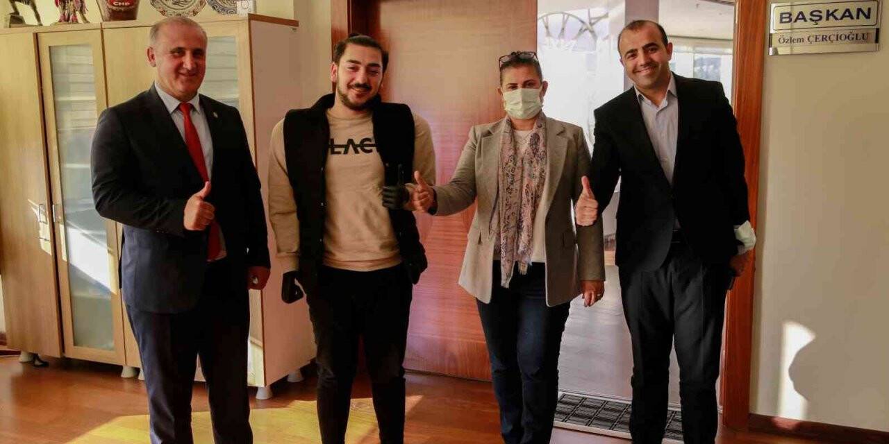 Biyonik kollarının mutluluğunu Başkan Çerçioğlu ile paylaştı