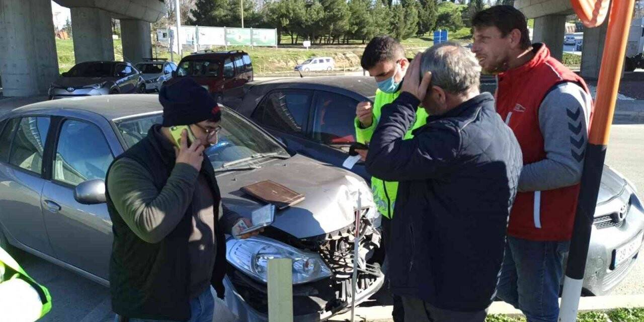 Kavşakta iki araç çarpıştı: 2 yaralı