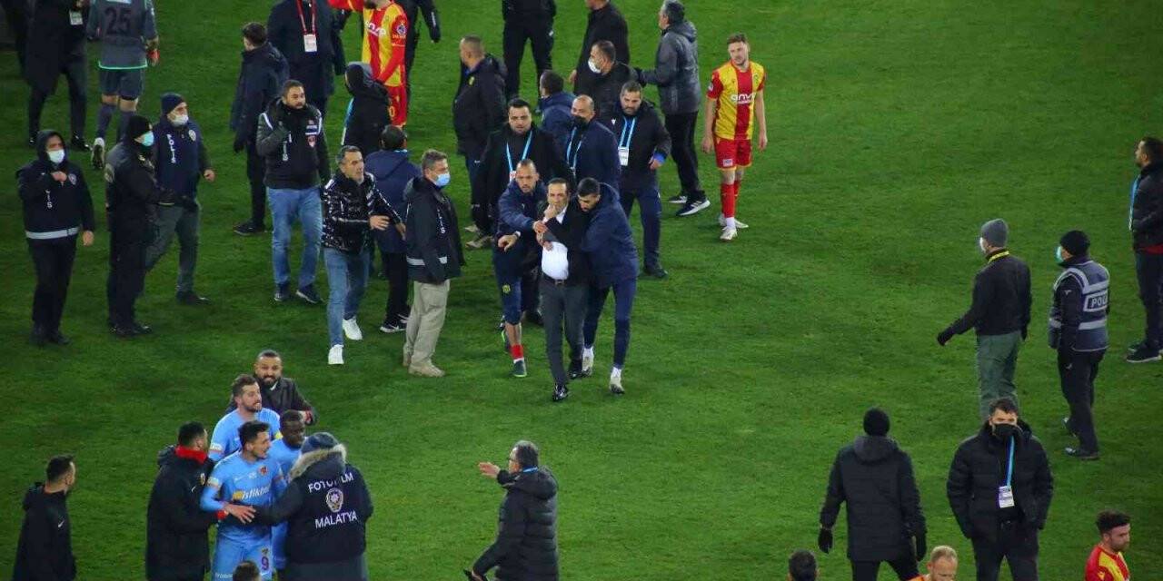 Yeni Malatyaspor-Kayserispor maçı sonrası hakem sahadan çıkamadı