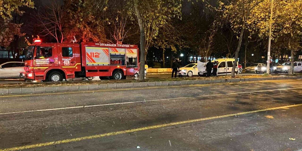 Diyarbakır’da park halindeki hafif ticari araç yandı
